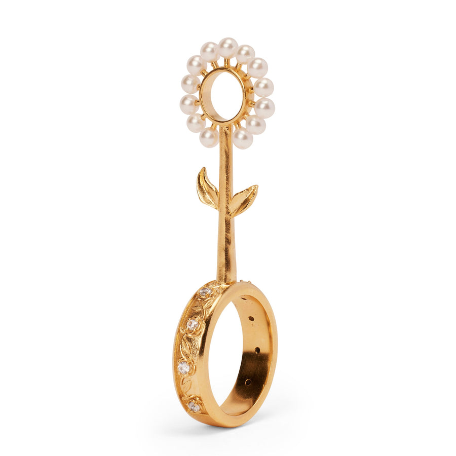 A rare pearl flower detailed fumette ring in gold, the prettiest way to hold or pass your joint.