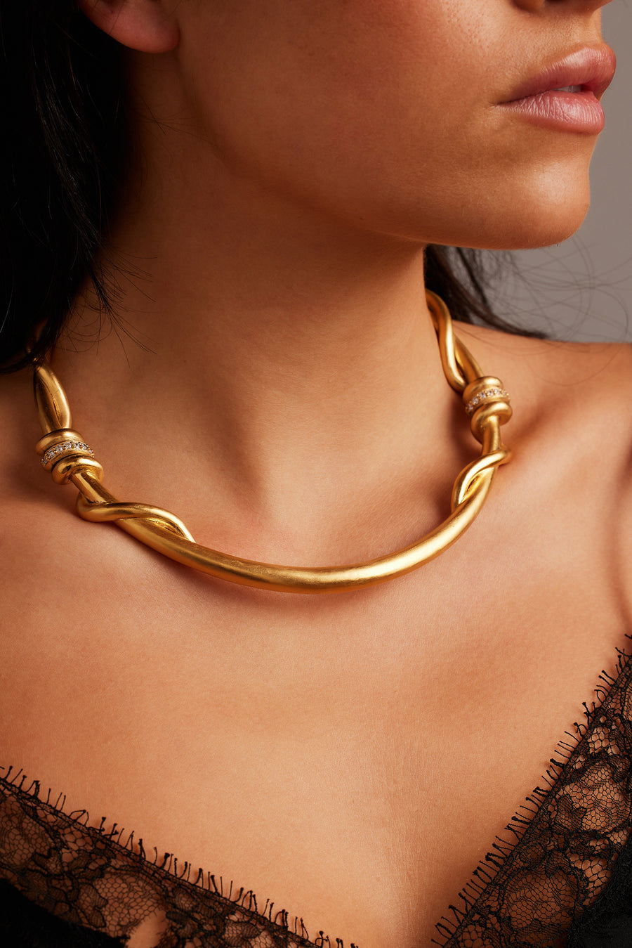 A model wearing the Devotion Collar in gold.