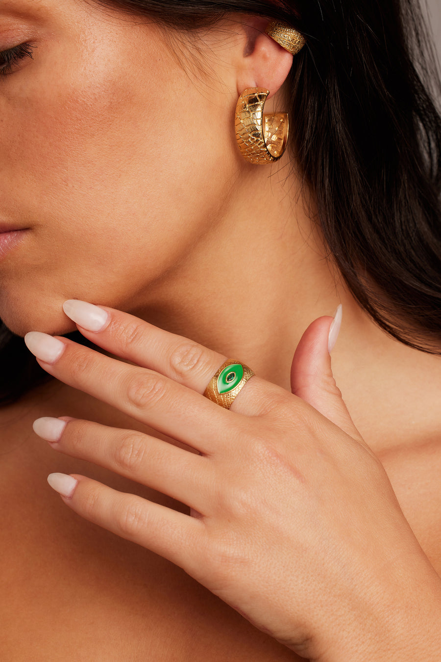 Model wearing the Emerald Eye Cigar Band Ring in gold